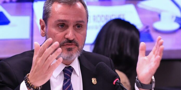 Andrei Rodrigues nega que PF tenha monitorado ministro André Mendonça Andrei Rodrigues nega que PF tenha monitorado ministro André Mendonça