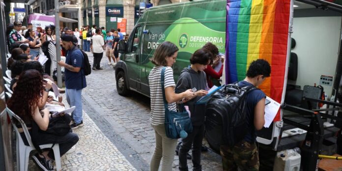 Transexuais e travestis fazem ato no RJ em defesa da democracia Transexuais e travestis fazem ato no RJ em defesa da democracia